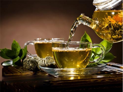 Trà xanh. Ngoài tác dụng giúp con người giảm cân, trà xanh là một đồ uống rất tốt trong việc “tiêu diệt” tế bào ung thư cũng như tăng cường hệ miễn dịch. Mỗi ngày, chúng ta nên uống ít nhất hai cốc trà xanh.
