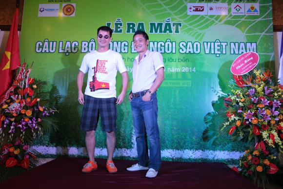 Xuân Bắc và cực danh thủ Hồng Sơn trong buổi ra mắt CLB bóng đá Ngôi sao.
