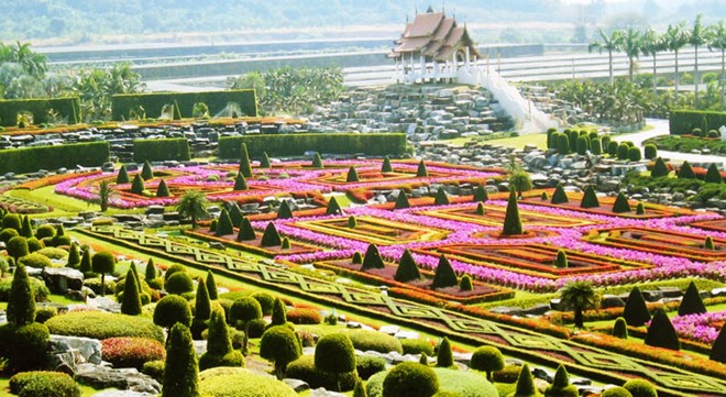 Vườn Suan Nong Nooch, Thái Lan. Đây là một công viên thực vật nhiệt đới lớn của Đông Nam Á và đã trở thành điểm du lịch Thái Lan hấp dẫn từ năm 1980 đến nay.