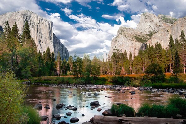 Vườn quốc gia Yosemite là một trong những địa điểm nổi tiếng nhất ở California có diện tích 3.081 km2 và là một di sản thiên nhiên được Unesco công nhận vào năm 1984.