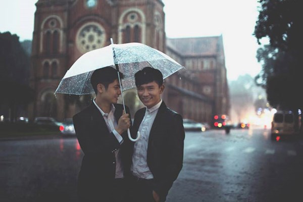 Bộ ảnh lấy bối cảnh nhà thờ Đức Bà, dưới cơn mưa tầm tã của Sài Gòn, cặp đôi bên nhau, tay nắm tay tình tứ.
