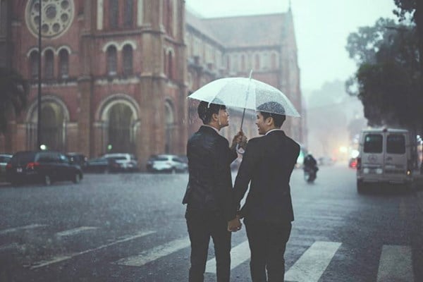 Lấy ý tưởng chụp ảnh cưới dưới mưa, hai chàng gay đã có một bộ ảnh cưới dưới mưa rất lãng mạn.