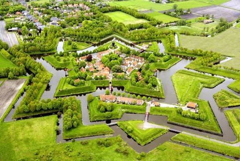 Bourtange với hơn 430 cư dân là ngôi làng nổi tiếng nằm ở đất nước Hà Lan. Tên gọi của ngôi làng gắn liền với danh tiếng của pháo đài hình ngôi sao Bourtange vô cùng nổi bật.