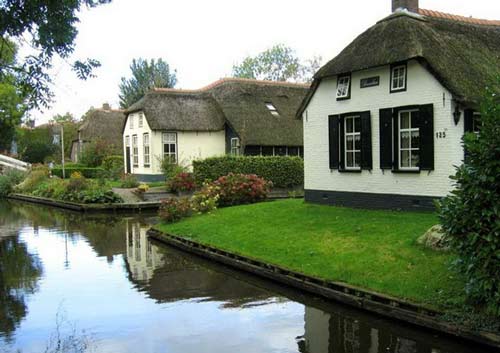 Giethoorn là ngôi làng nằm ở tỉnh Overijssel của Hà Lan, được mệnh danh là Venice của Hà Lan bởi hệ thống kênh đào khoảng 7,5 km chạy qua ngôi làng.