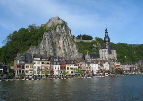 Dinant là một thị trấn nằm trên sông Meuse thuộc tỉnh Namur của Bỉ. Thị trấn Dinant rất nhỏ nằm trên bờ sông Meuse và sát dãy núi cao ngất ngưởng.