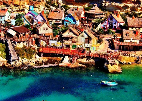 Ngôi làng Popeye hay còn được gọi với một cái tên khác là Sweethave là nơi có những căn nhà gỗ xinh đẹp nằm trong vịnh Anchor, thuộc quốc đảo Malta.