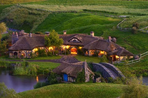 Cũng giống như làng Popeye, làng Hobbiton (New Zealand) được xây dựng để làm bối cảnh cho hai siêu phẩm điện ảnh là “The Lord of the Rings” và “The Hobbit”.