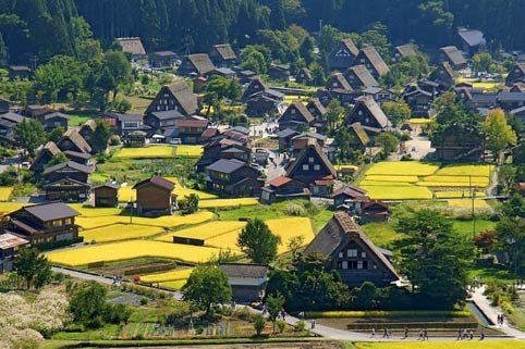 Làng Shirakawa và làng Gokayama là hai ngôi làng truyền thống của Nhật, nằm lần lượt ở hai tỉnh Gifu và Toyama, cả hai ngôi làng đều rất nổi triếng bởi những ngôi nhà gasshozukuri mang phong cách truyền thống.