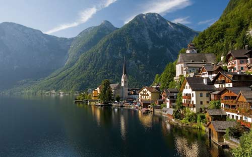 Hallstatt là một ngôi làng nằm ở vùng Salxkammergut của nước Áo.Vẻ đẹp của ngôi làng đến từ những ngôi nhà nhỏ xinh, nhiều màu sắc, nằm giữa núi non tươi đẹp, tạo nên một khung cảnh rất nên thơ.