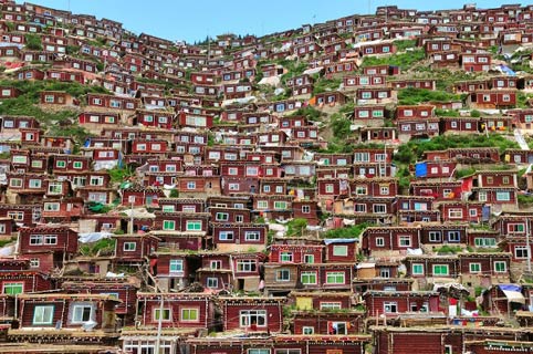 Palanga là một ngôi làng hẻo lánh ở Iran, trải dài trên cả hai phía của một thung lũng. Tất cả các căn nhà đều được làm bằng đá và xây dựng theo kiểu bậc thang san sát nhau, mái của nhà này là sân của nhà phía trên.