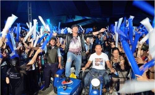 Chàng ca sĩ Kasim Hoàng Vũ với màn cưỡi "siêu xe" đột kích sân khấu Long An