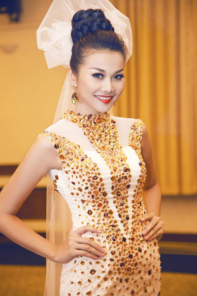 Bên cạnh đó, cách tết tóc cuộn cao cũng thể hiện sự biến tấu tinh tế của nữ giám khảo Vietnam's Next Top Model trong việc làm đẹp.