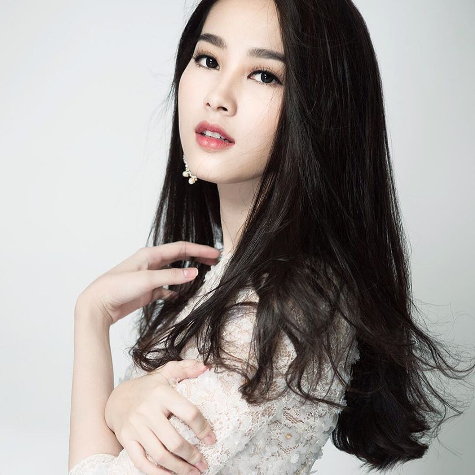 Hoa hậu Đặng Thu Thảo đẹp dịu dàng.