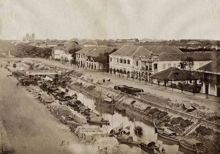 Kênh Lớn khoảng thập niên 1880, nay đã bị lấp và trở thành đường Nguyễn Huệ. Phía xa là nhà thờ Đức Bà.