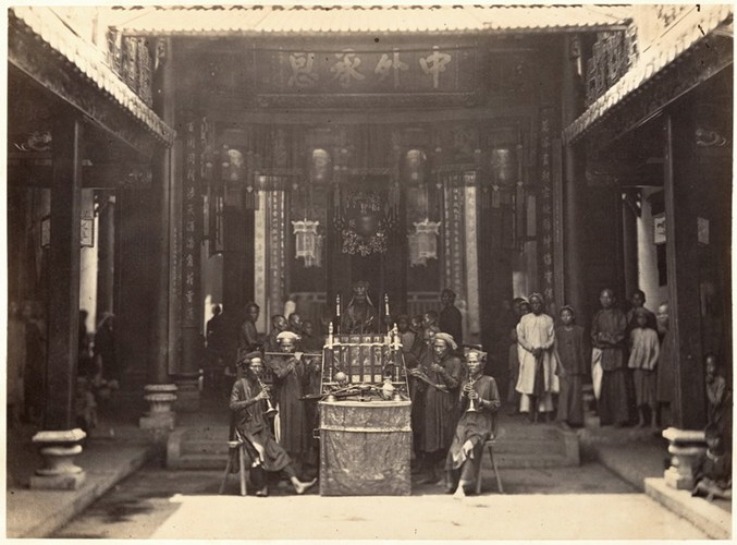 Nghi lễ trong một ngôi chùa ở Chợ Lớn năm 1866.