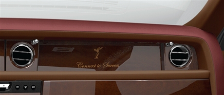 Mặt hộp đựng găng tay ở ghế phụ còn khắc dòng chữ "Connect to Success" với hàm ý "Liên kết để thành công.