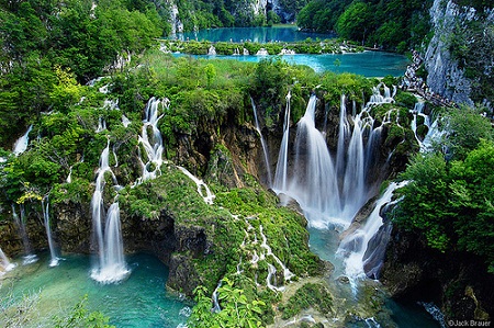 Thác Plitvice (Croatia) có nước ở chân màu xanh thẫm với tổng cộng 16 hồ lớn nhỏ tạo thành một vùng đầm nước rộng mênh mông và hàng ngàn thác nước ngày đêm “gầm gào”.