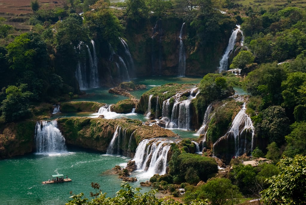 Bản Giốc là thác nước nằm trên sông Quây Sơn tại biên giới giữa Việt Nam và Trung Quốc.