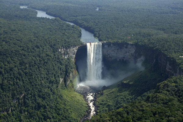 Kaieteur là thác có lượng nước lớn nhất ở khu vực sông Potaro-Siparuni, thuộc khu rừng nhiệt đới công viên quốc gia Kaieteur ở Guyana.