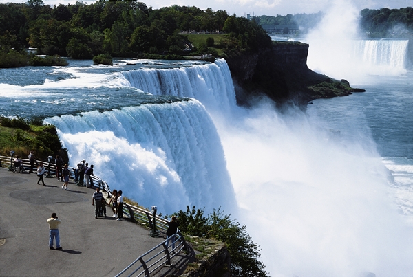 Thác Niagara Falls, nằm giữa biên giới Mỹ và Canada. Đây là thác nước lớn nhất Bắc Mỹ, Niagara là một thác nước khổng lồ với 3 thác nước hợp thành.