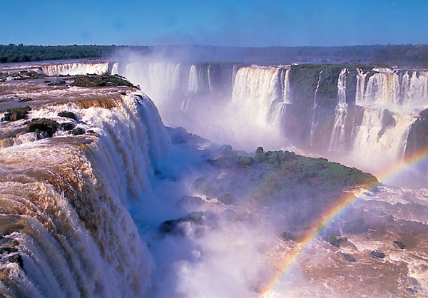 Thác Iguazu, nằm giữa biên giới Brazil và Argentina. Thác Iguazu là cả một hệ thống các thác nước gồm 275 thác với vẻ đẹp hùng vĩ.