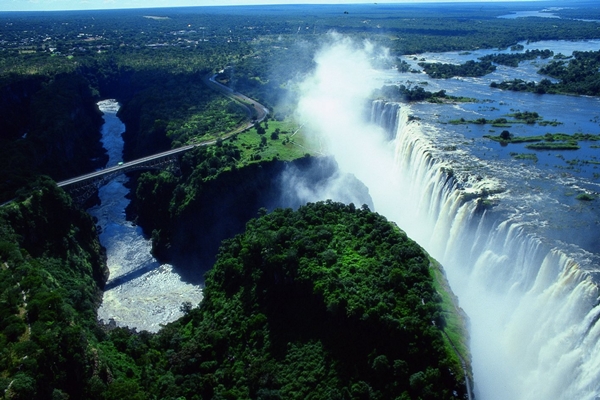 Thác Victoria nằm giữa Zambia và Zimbabwe là thác lớn nhất thế giới.