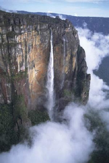 Thác nước cao nhất trên thế giới chính là thác Angel (Venezuela) với độ cao 1070m. Vì độ cao khủng này mà có những giọt nước đã bốc hơi trước khi kịp chạm tới đáy hồ bên dưới.