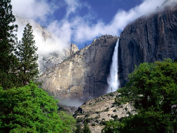 Thác nước Yosemite nằm trong vườn quốc gia Yosemite ở Sierra Nevada, bang California. Đây là một điểm thu hút số lượng lớn khách du lịch khi đến với vườn quốc gia này.