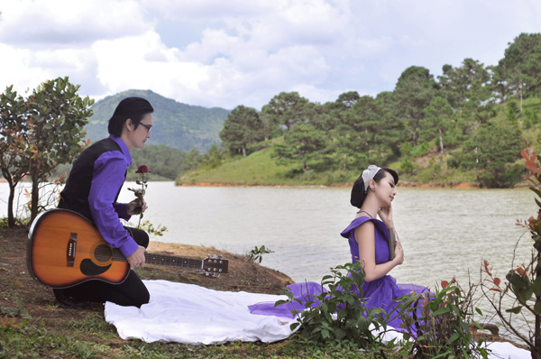 Lê Kiều Như và ông xã tương lai tiếp tục xuất hiện đồng điệu với trang phục “sắc tím thủy chung” trong loạt ảnh chụp tại Đà Lạt.