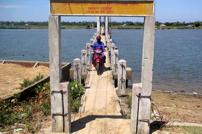 Cầu Máng được xây dựng từ năm 1985, bắc qua sông Trường Giang, dài hơn 300 m với mục đích ban đầu là đường dẫn nước phục vụ cho nông nghiệp. Sau đó do địa bàn xã Tam Tiến bị ngăn cách nên người dân dùng để đi lại và cái tên cầu Máng hình thành.