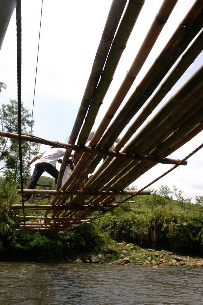 Người dân ở xã Tà Mít (huyện Than Uyên – Lai Châu) được mệnh danh là những “diễn viên xiếc” vì mỗi lần ra trung tâm huyện họ đều phải đi qua cây cầu cheo leo, chênh vênh.