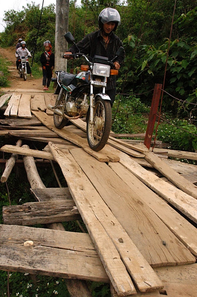 Có những cây cầu treo bắc tạm mà độ khó khi tham gia giao thông còn khiến những điễn viên xiếc chuyên nghiệp bái phục.