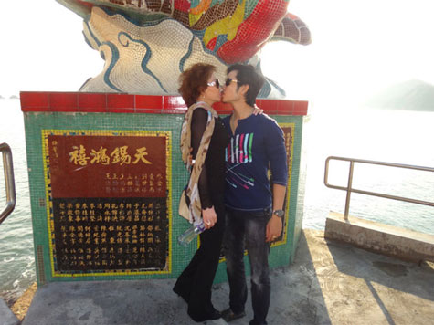 Cả hai trao nhau nụ hôn khi đi du lịch.