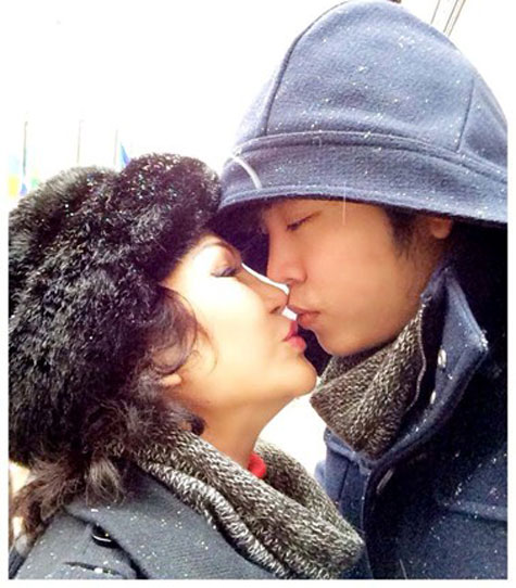 Nụ hôn xua tan giá lạnh ngày đông.