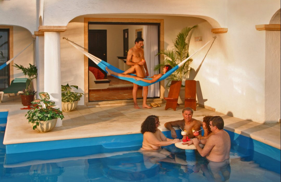 Nằm bên bờ biển Riviera Mayam nổi tiếng, khu nghỉ dưỡng “Hidden Beach Resort” đạt tiêu chuẩn 5 sao và chỉ dành cho những khách du lịch trưởng thành.