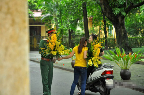 Những bó hoa tươi thắm được đưa vào ngôi nhà số 30 Hoàng Diệu (Ba Đình, Hà Nội) nhân dịp sinh nhật lần thứ 104 của Đại tướng Võ Nguyên Giáp sáng hôm nay (ngày 25/8).
