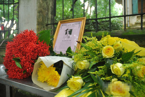 Những bó hoa tươi thắm được đặt cạnh di ảnh Đại tướng Võ Nguyên Giáp một cạnh trang trọng.