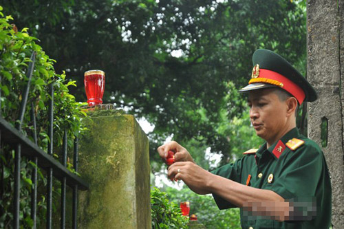 Ông Vũ Văn Anh - cựu chiến binh Đông Anh, Hà Nội thắp những ngọn nến trên hàng rào trên đường Hoàng Diệu.