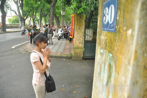 Mai Thị Hằng (24 tuổi) quê ở Hà Nam, mỗi khi rảnh rỗi, mùng 1 hay ngày rằm lại đến ngôi nhà số 30 Hoàng Diệu vái vọng vào trong.