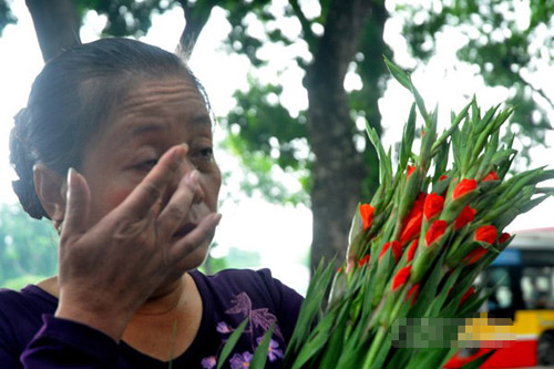 Bác Đinh Thị Hải Lý (cựu chiến binh Hồ Tây, Hà Nội) đứng lặng mình, rơm rớm nước mắt trong ngày sinh nhật Đại tướng đã không còn nữa.