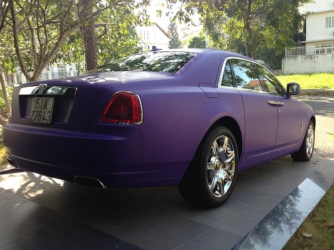 Chiếc Rolls-Royce Ghost mang màu tím khá nổi bật của Cường đô la.