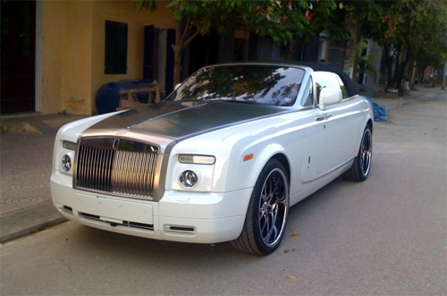 Mẫu mui trần Rolls-Royce Phantom Drophead Coupe của một đại gia Ninh Bình.