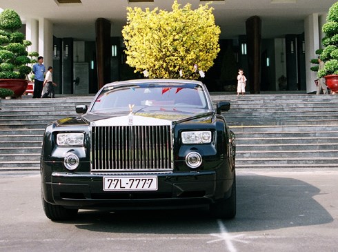 Chiếc xe mang biển số 77L7-7777 của bà Diệp là chiếc Rolls Royce Phantom đầu tiên về Việt Nam có giá gần 2 triệu USD.