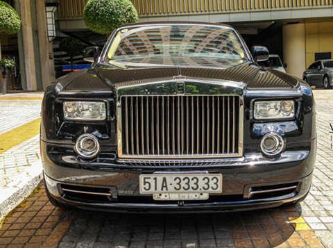 Tại Việt Nam, mẫu siêu sang Rolls-Royce Phantom in hình rồng có số lượng khoảng 6 chiếc với giá trị sau thuế ước tính 35 tỷ đồng mỗi xe.