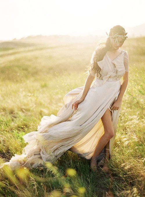 Bức tranh thiên nhiên bình dị mà phóng khoáng làm nên cho chiếc váy thướt tha tạo nên một khung cảnh thiên đường