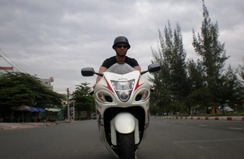 Sau Valkyrie Rune và Boss Hoss, Công mô tô cũng chơi những dòng xe thể thao, điển hình là “chim ưng” Suzuki Hayabusa, mẫu xe đường phố có tốc độ nhanh nhất thế giới. Chiếc Hayabusa của Công mô tô cũng là chiếc đầu tiên xuất hiện tại Việt Nam.