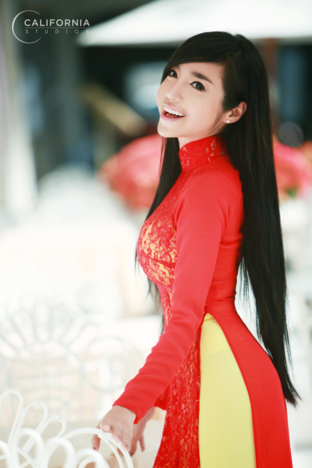 Elly Trần cũng là một trường hợp khiến công chúng bất ngờ bởi sự trong sáng, nền nã với chiếc áo dài khi vòng 1 ngộp thở được lớp vải kín đáo che đi.