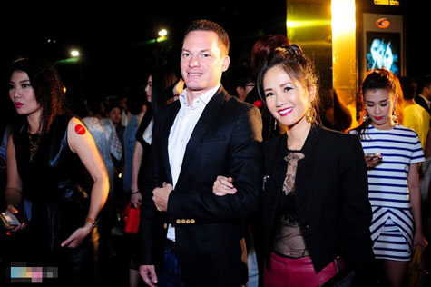 Xuất hiện bên chồng Tây trong một sự kiện, Hồng Nhung gây khiến nhiều người chú ý với trang phục vô cùng sexy và gợi cảm.