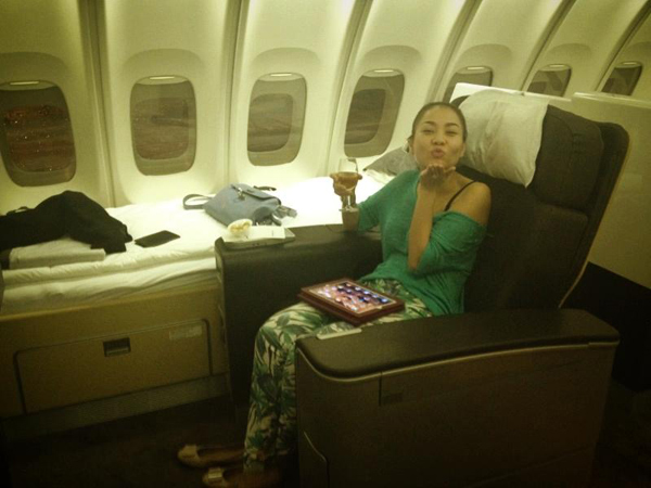 Thu Minh tha hồ ăn uống, post ảnh trong căn phòng xa hoa trên máy bay.