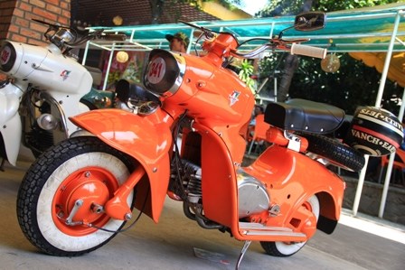 Chiếc Formichino màu cam này đã được tân trang lại. Xe nguyên bản có màu xanh.